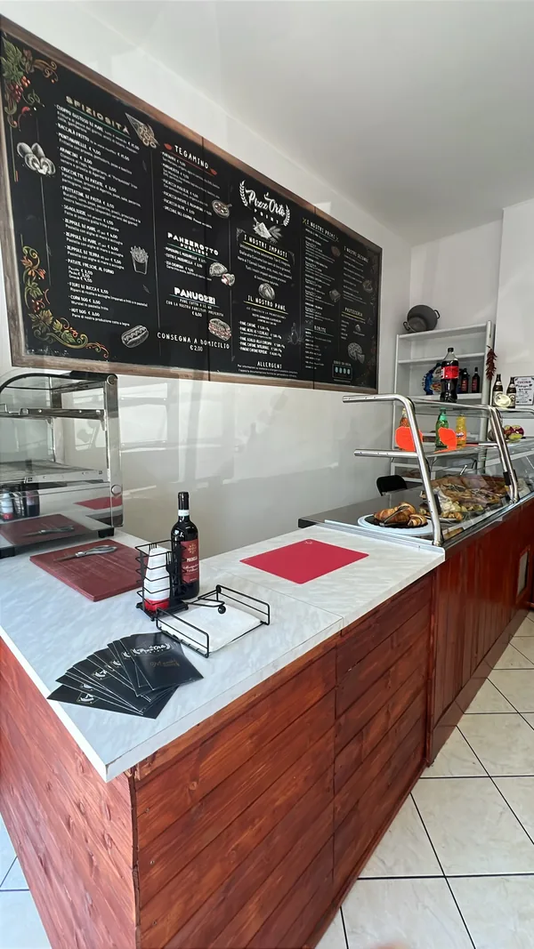 La lavagna del menu sopra il bancone