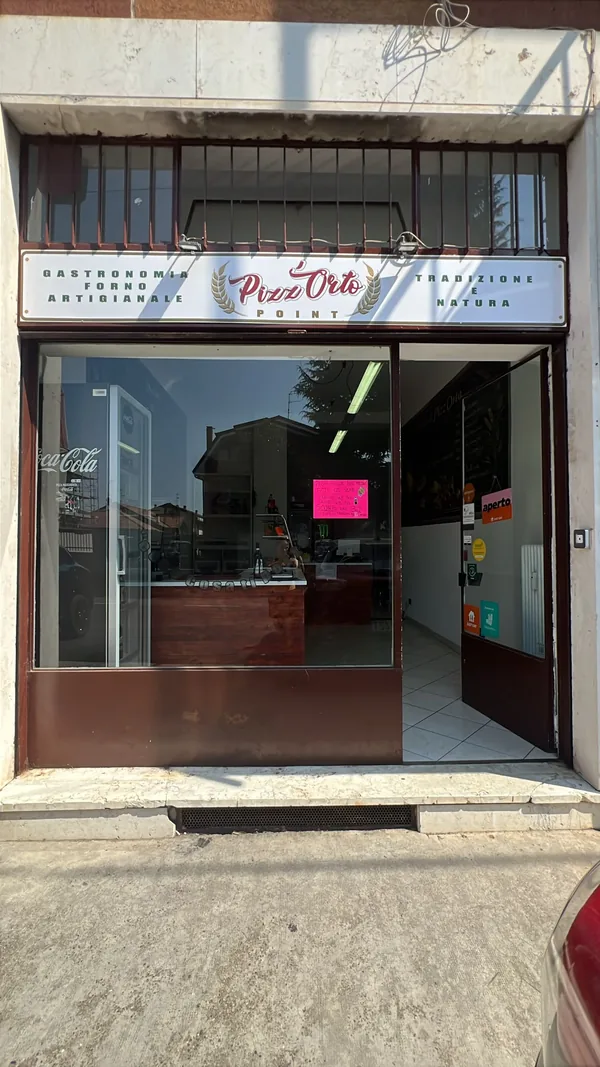 L’ingresso del Punto Pizz’Orto in via dei Mille a Cesate