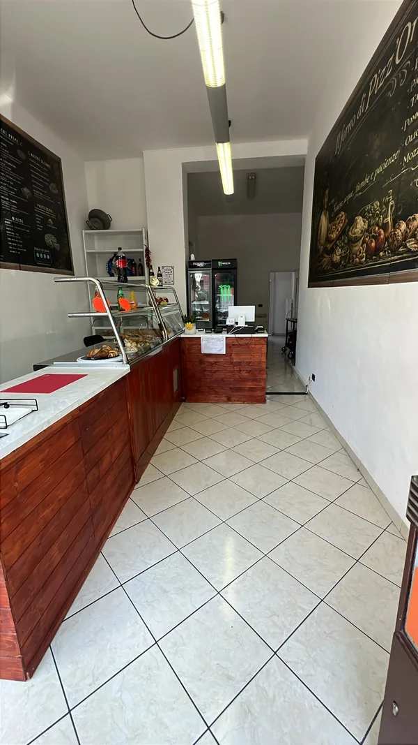 Il bancone e la vetrina della gastronomia